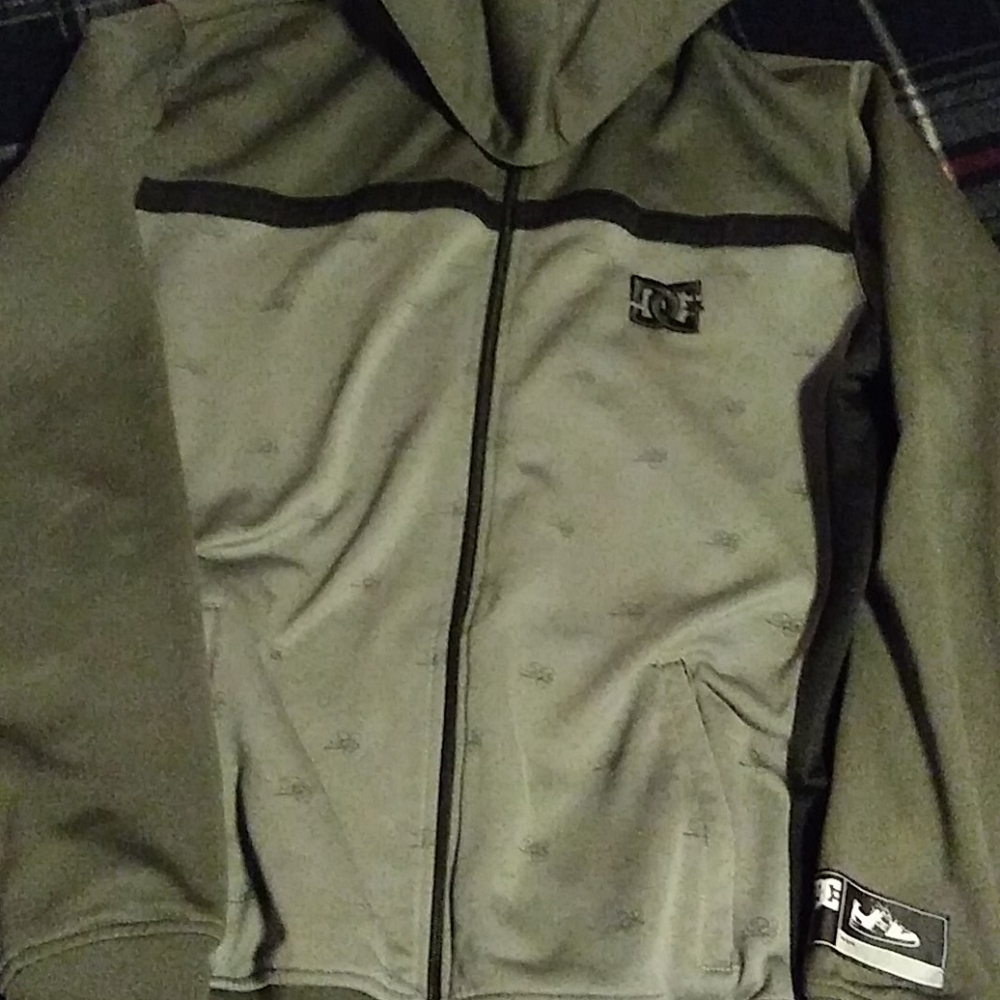 DC SHOES OLIVE GREEN AND GREY ZIP UP HOODIE MED.